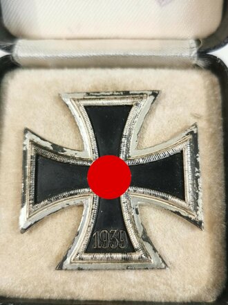 Eisernes Kreuz 1. Klasse 1939, Nicht magnetisches Stück, Hersteller L55 im Kasten für Wächtler & Lange auf der Nadelunterseite. Schwärzung des Hakenkreuz 100%, in LDO Etui, dieses ebenfalls L/55 markiert