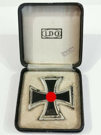 Eisernes Kreuz 1. Klasse 1939, Nicht magnetisches Stück, Hersteller L55 im Kasten für Wächtler & Lange auf der Nadelunterseite. Schwärzung des Hakenkreuz 100%, in LDO Etui, dieses ebenfalls L/55 markiert