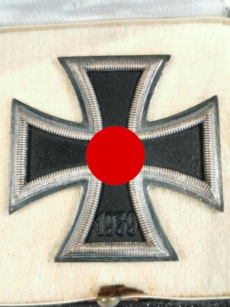 Eisernes Kreuz 1. Klasse 1939, Magnetisches Stück ohne Herstellermarkierung. Schwärzung des Hakenkreuz 100%, in frühem Etui