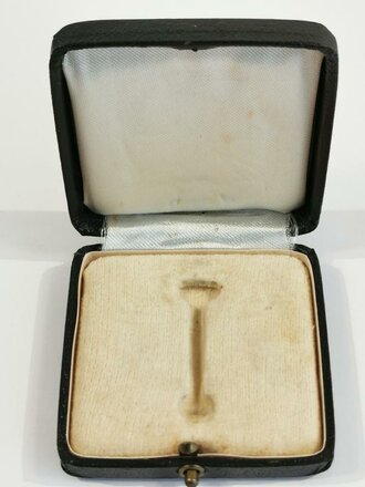 Eisernes Kreuz 1. Klasse 1939, Magnetisches Stück ohne Herstellermarkierung. Schwärzung des Hakenkreuz 100%, in frühem Etui