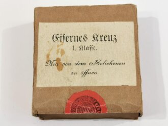 Eisernes Kreuz 1. Klasse 1914, leicht getragenes, gewölbtes Stück, auf der Nadel markiert " 800" Im Etui, dazu der Umkarton in gutem Zustand