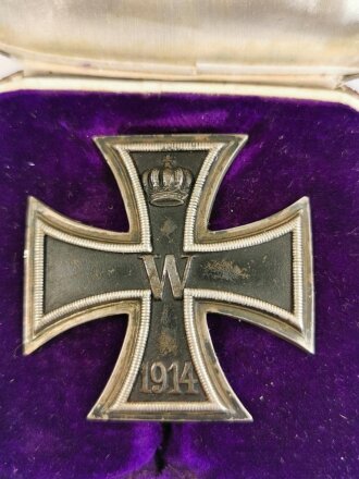 Eisernes Kreuz 1. Klasse 1914, leicht getragenes, gewölbtes Stück, auf der Nadel markiert " 800" Im Etui, dazu der Umkarton in gutem Zustand