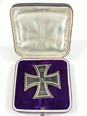 Eisernes Kreuz 1. Klasse 1914, leicht getragenes, gewölbtes Stück, auf der Nadel markiert " 800" Im Etui, dazu der Umkarton in gutem Zustand