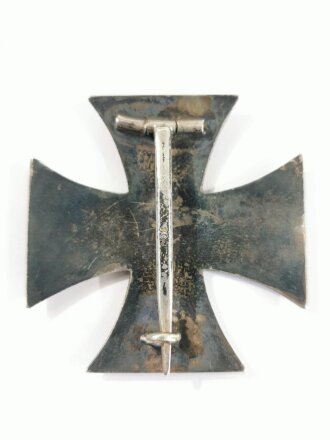 Eisernes Kreuz 1. Klasse 1914, leicht getragenes, gewölbtes Stück, auf der Nadel markiert " 800" Im Etui, dazu der Umkarton in gutem Zustand