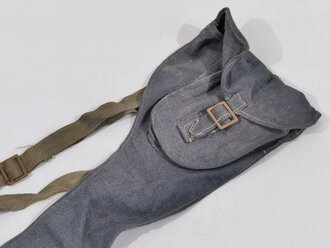 Tasche für die Gaswarnfähnchen der Wehrmacht, seltene Variante aus blauem Material, in sehr gutem Zustand