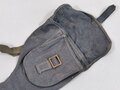 Tasche für die Gaswarnfähnchen der Wehrmacht, seltene Variante aus blauem Material, in sehr gutem Zustand