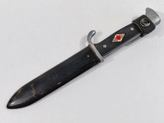 Hitler Jugend Fahrtenmesser RZM M7/80 (Gustav Spitzer Solingen) datiert 1940. Scheide Originallack, Trageschlaufe aus Ersatzmaterial. das Emblem wackelt, die komplette Oberfläche der Emaille fehlt. Ungereinigtes Stück