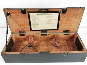 Kasten für Werkzeuge eines  Fahnenschmied der Wehrmacht. Neuzeitlich lackiert, das seltene Inhaltsverzeichnis Original