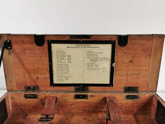 Kasten für Werkzeuge eines  Fahnenschmied der Wehrmacht. Neuzeitlich lackiert, das seltene Inhaltsverzeichnis Original
