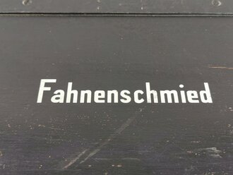 Kasten für Werkzeuge eines  Fahnenschmied der Wehrmacht. Neuzeitlich lackiert, das seltene Inhaltsverzeichnis Original