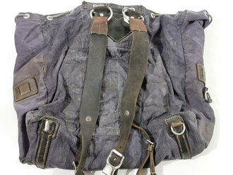 Luftwaffe, Rucksack datiert 1941, getragenes Stück, Leder zum Teil trocken