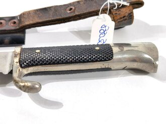 Hitler Jugend Fahrtenmesser , Hersteller E.V.S. Solingen . Schwache Klingeninschrift, Scheide Originallack, Emblem fehlt