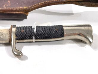 Extraseitengewehr KS98, Hersteller Eickhorn Solingen, Scheide original lackiert, in braunem Koppelschuh