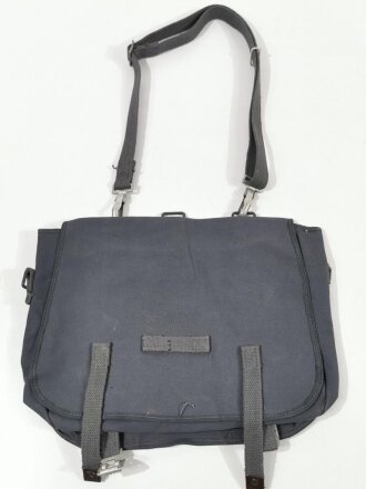 Bundesrepublik Deutschland, 1967 datierte Tasche mit Trageriemen in blau vom Zivilschutz, ungetragen, zum Teil minimale Lagerspuren. Breite 35cm, sie erhalten 1 Stück