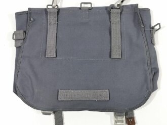 Bundesrepublik Deutschland, 1967 datierte Tasche mit Trageriemen in blau vom Zivilschutz, ungetragen, zum Teil minimale Lagerspuren. Breite 35cm, sie erhalten 1 Stück