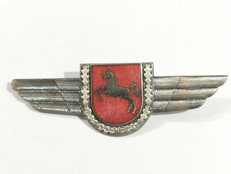 Deutschland nach 1945,  Feuerwehr Mützenabzeichen Baden Niedersachsen, Buntmetall versilbert, emailliert, Breite 83mm