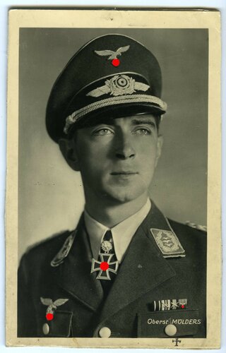 Fotopostkarte Ritterkreuzträger mit Eichenlaub Oberst Mölders, auf Pappkarton geklebt