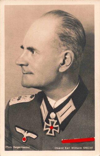 Hoffmann Fotopostkarte Ritterkreuzträger mit Eichenlaub Oberst Karl Wilhelm Specht, rückseitig verklebt