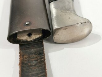 HJ Fahrtenmesser, Frühes Stück mit Devise von Gottlieb Hammesfahr  Solingen. An sich ein ordentliches Stück, leider wurde das Griffemblem neuzeitlich ergänzt, dazu wurde der bereich aufgefräst und das Emblem eingeklebt.