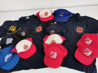 Konvolut base caps und Polos zum Thema Feuerwehr. Alles...