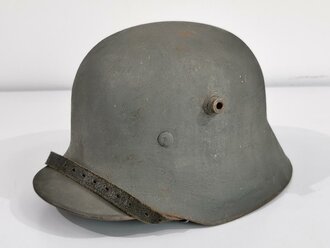 Stahlhelm Wehrmacht, Glocke aus der Zeit des 1.Weltkrieg übernommen und mit zwei Abzeichen versehen, in laufe des Krieges nochmals überarbeitet, dabei wurde das Futter getauscht sowie ein neuer Lack aufgetragen