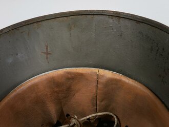 Stahlhelm Wehrmacht, Glocke aus der Zeit des 1.Weltkrieg übernommen und mit zwei Abzeichen versehen, in laufe des Krieges nochmals überarbeitet, dabei wurde das Futter getauscht sowie ein neuer Lack aufgetragen