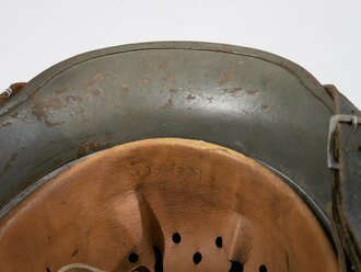 Stahlhelm Wehrmacht, Glocke aus der Zeit des 1.Weltkrieg übernommen und mit zwei Abzeichen versehen, in laufe des Krieges nochmals überarbeitet, dabei wurde das Futter getauscht sowie ein neuer Lack aufgetragen