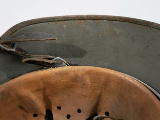 Stahlhelm Wehrmacht, Glocke aus der Zeit des 1.Weltkrieg übernommen und mit zwei Abzeichen versehen, in laufe des Krieges nochmals überarbeitet, dabei wurde das Futter getauscht sowie ein neuer Lack aufgetragen