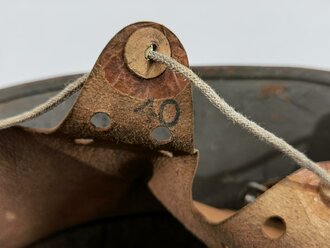 Stahlhelm Wehrmacht, Glocke aus der Zeit des 1.Weltkrieg übernommen und mit zwei Abzeichen versehen, in laufe des Krieges nochmals überarbeitet, dabei wurde das Futter getauscht sowie ein neuer Lack aufgetragen