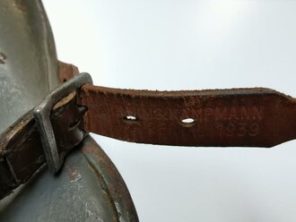 Stahlhelm Wehrmacht, Glocke aus der Zeit des 1.Weltkrieg übernommen und mit zwei Abzeichen versehen, in laufe des Krieges nochmals überarbeitet, dabei wurde das Futter getauscht sowie ein neuer Lack aufgetragen