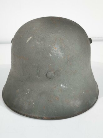 Stahlhelm Wehrmacht, Glocke aus der Zeit des 1.Weltkrieg übernommen und mit zwei Abzeichen versehen, in laufe des Krieges nochmals überarbeitet, dabei wurde das Futter getauscht sowie ein neuer Lack aufgetragen