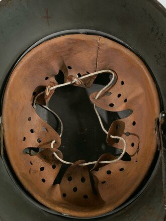 Stahlhelm Wehrmacht, Glocke aus der Zeit des 1.Weltkrieg übernommen und mit zwei Abzeichen versehen, in laufe des Krieges nochmals überarbeitet, dabei wurde das Futter getauscht sowie ein neuer Lack aufgetragen