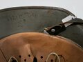 Stahlhelm Wehrmacht, Glocke aus der Zeit des 1.Weltkrieg übernommen und mit zwei Abzeichen versehen, in laufe des Krieges nochmals überarbeitet, dabei wurde das Futter getauscht sowie ein neuer Lack aufgetragen