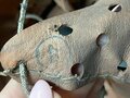 Stahlhelm Wehrmacht, Glocke aus der Zeit des 1.Weltkrieg übernommen und mit zwei Abzeichen versehen, in laufe des Krieges nochmals überarbeitet, dabei wurde das Futter getauscht sowie ein neuer Lack aufgetragen