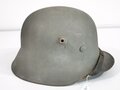 Stahlhelm Wehrmacht, Glocke aus der Zeit des 1.Weltkrieg übernommen und mit zwei Abzeichen versehen, in laufe des Krieges nochmals überarbeitet, dabei wurde das Futter getauscht sowie ein neuer Lack aufgetragen