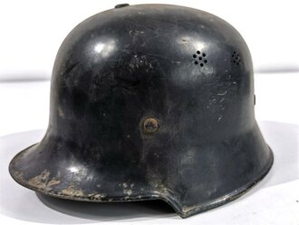 Feuerwehr III.Reich Stahlhelm. vermutlich direkt nach dem Krieg überlackiertes Stück, die beiden Abzeichen wohl noch darunter. Ungereinigtes Stück