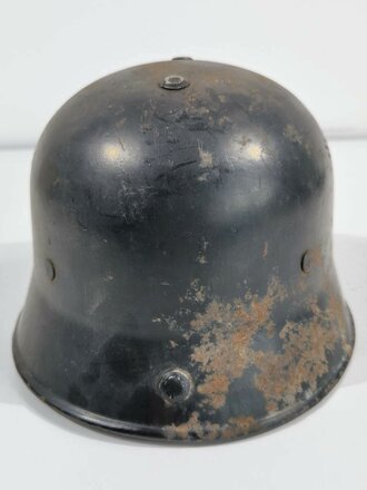 Feuerwehr III.Reich Stahlhelm. vermutlich direkt nach dem Krieg überlackiertes Stück, die beiden Abzeichen wohl noch darunter. Ungereinigtes Stück