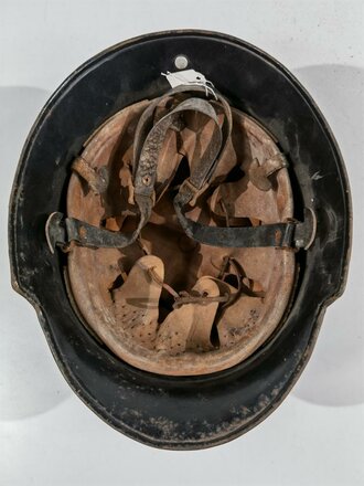 Feuerwehr III.Reich Stahlhelm. vermutlich direkt nach dem Krieg überlackiertes Stück, die beiden Abzeichen wohl noch darunter. Ungereinigtes Stück