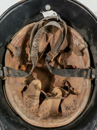 Feuerwehr III.Reich Stahlhelm. vermutlich direkt nach dem Krieg überlackiertes Stück, die beiden Abzeichen wohl noch darunter. Ungereinigtes Stück