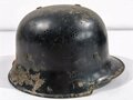 Feuerwehr III.Reich Stahlhelm. vermutlich direkt nach dem Krieg überlackiertes Stück, die beiden Abzeichen wohl noch darunter. Ungereinigtes Stück