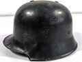 Feuerwehr III.Reich Stahlhelm. vermutlich direkt nach dem Krieg überlackiertes Stück, die beiden Abzeichen wohl noch darunter. Ungereinigtes Stück