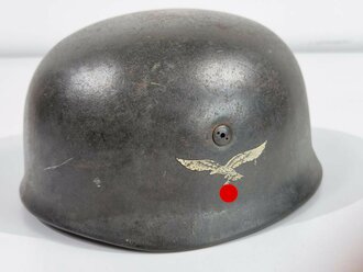 Fallschirmjäger Stahlhelm Modell 1938. In allen Teilen originales und zusammengehöriges Stück, das Hakenkreuz zu 95% erhalten.  Kinnriemen leicht gekürzt, sonst guter Zustand