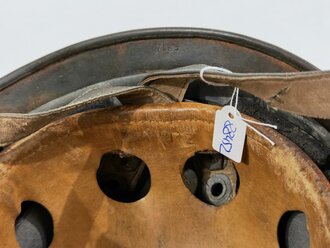 Fallschirmjäger Stahlhelm Modell 1938. In allen Teilen originales und zusammengehöriges Stück, das Hakenkreuz zu 95% erhalten.  Kinnriemen leicht gekürzt, sonst guter Zustand