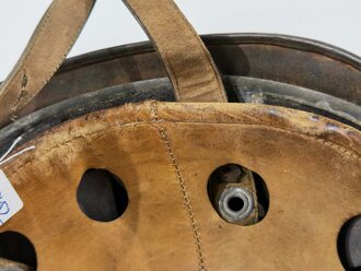 Fallschirmjäger Stahlhelm Modell 1938. In allen Teilen originales und zusammengehöriges Stück, das Hakenkreuz zu 95% erhalten.  Kinnriemen leicht gekürzt, sonst guter Zustand