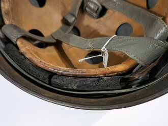 Fallschirmjäger Stahlhelm Modell 1938. In allen Teilen originales und zusammengehöriges Stück, das Hakenkreuz zu 95% erhalten.  Kinnriemen leicht gekürzt, sonst guter Zustand