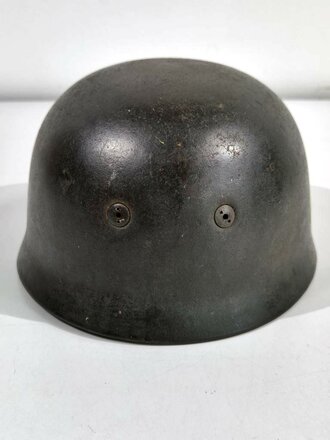 Fallschirmjäger Stahlhelm Modell 1938. In allen Teilen originales und zusammengehöriges Stück, das Hakenkreuz zu 95% erhalten.  Kinnriemen leicht gekürzt, sonst guter Zustand