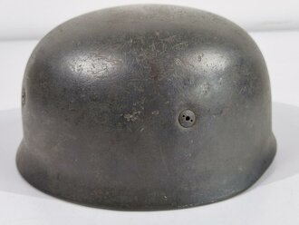 Fallschirmjäger Stahlhelm Modell 1938. In allen Teilen originales und zusammengehöriges Stück, das Hakenkreuz zu 95% erhalten.  Kinnriemen leicht gekürzt, sonst guter Zustand