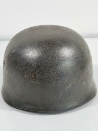 Fallschirmjäger Stahlhelm Modell 1938. In allen Teilen originales und zusammengehöriges Stück, das Hakenkreuz zu 95% erhalten.  Kinnriemen leicht gekürzt, sonst guter Zustand