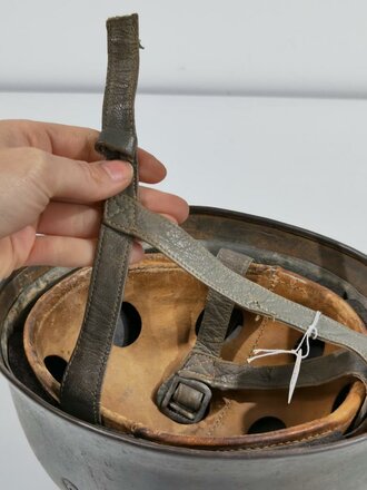 Fallschirmjäger Stahlhelm Modell 1938. In allen Teilen originales und zusammengehöriges Stück, das Hakenkreuz zu 95% erhalten.  Kinnriemen leicht gekürzt, sonst guter Zustand