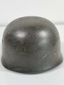 Fallschirmjäger Stahlhelm Modell 1938. In allen Teilen originales und zusammengehöriges Stück, das Hakenkreuz zu 95% erhalten.  Kinnriemen leicht gekürzt, sonst guter Zustand